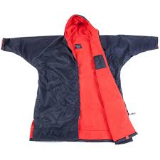 https://web.metroswimshop.com/images/Black_Red%20dryrobe.jpg